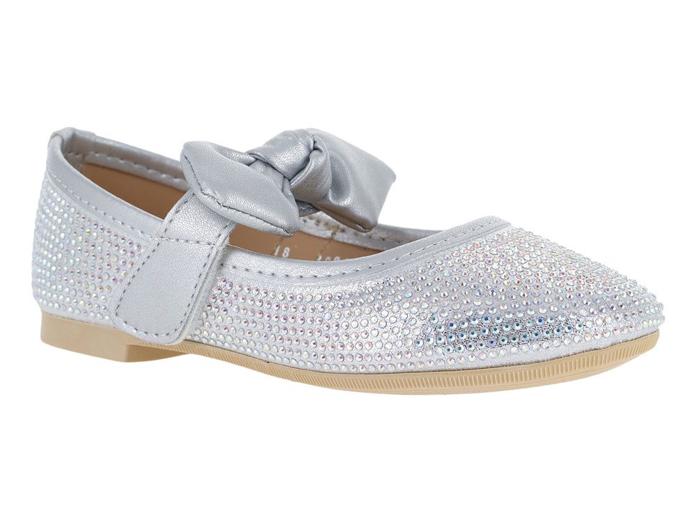 Zapato plano plateado brillante con un nudo decorativo en la parte superior y suela beige.