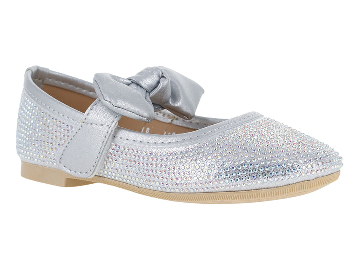 Zapato plano plateado brillante con un nudo decorativo en la parte superior y suela beige.