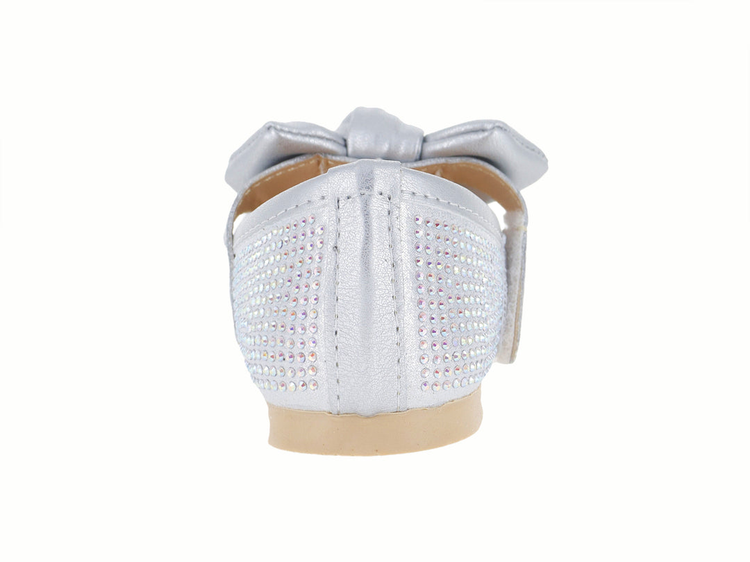 Zapato plano plateado brillante con un nudo decorativo en la parte superior y suela beige.