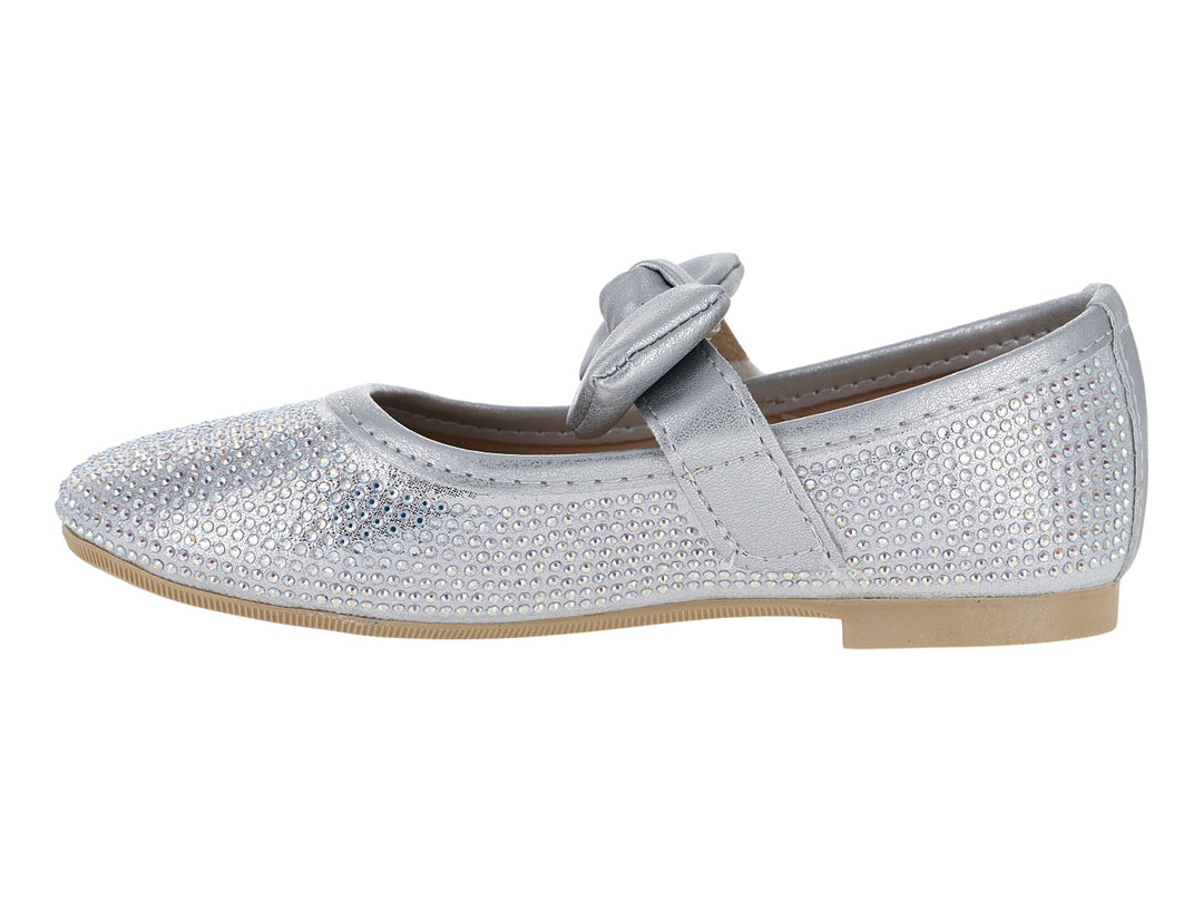 Zapato plano plateado brillante con un nudo decorativo en la parte superior y suela beige.