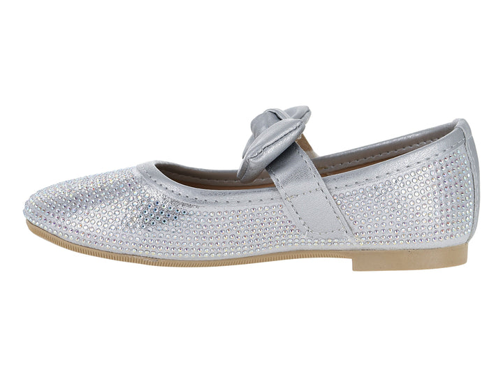Zapato plano plateado brillante con un nudo decorativo en la parte superior y suela beige.