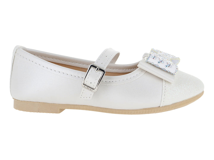 Zapato plano color perla para niña con correa, hebilla y adorno de perlas en la parte frontal.