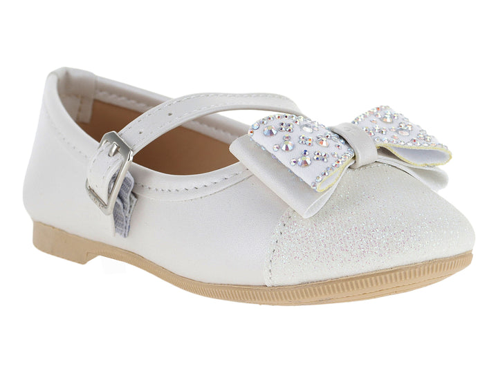 Zapato plano color perla para niña con correa, hebilla y adorno de perlas en la parte frontal.
