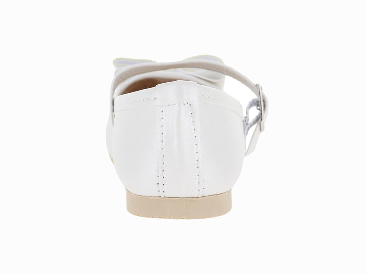 Zapato plano color perla para niña con correa, hebilla y adorno de perlas en la parte frontal.