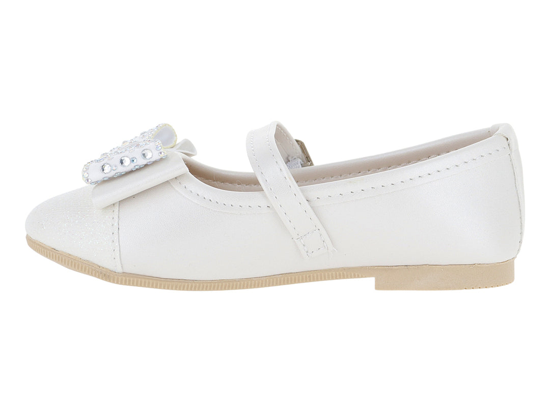 Zapato plano color perla para niña con correa, hebilla y adorno de perlas en la parte frontal.
