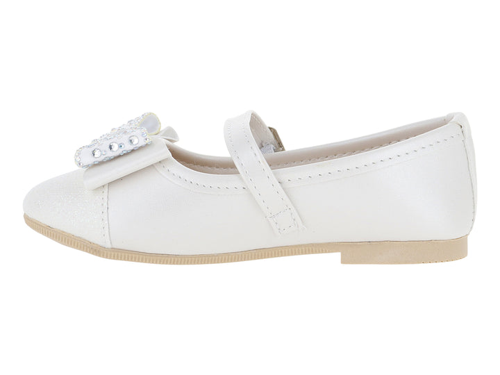 Zapato plano color perla para niña con correa, hebilla y adorno de perlas en la parte frontal.
