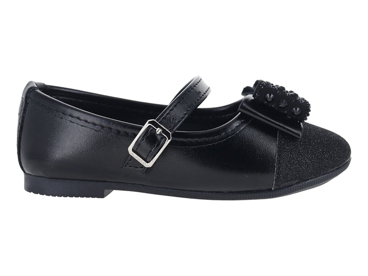 Zapato plano negro para niña con correa, hebilla plateada y detalle brillante en la punta.
