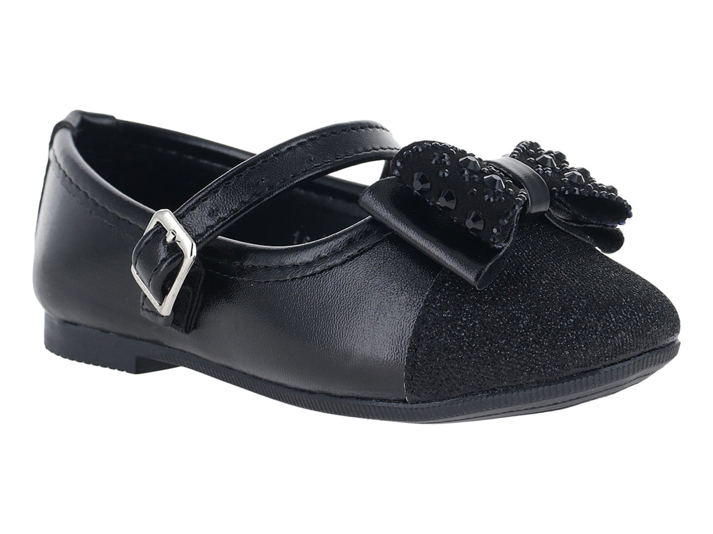 Zapato plano negro para niña con correa, hebilla plateada y detalle brillante en la punta.