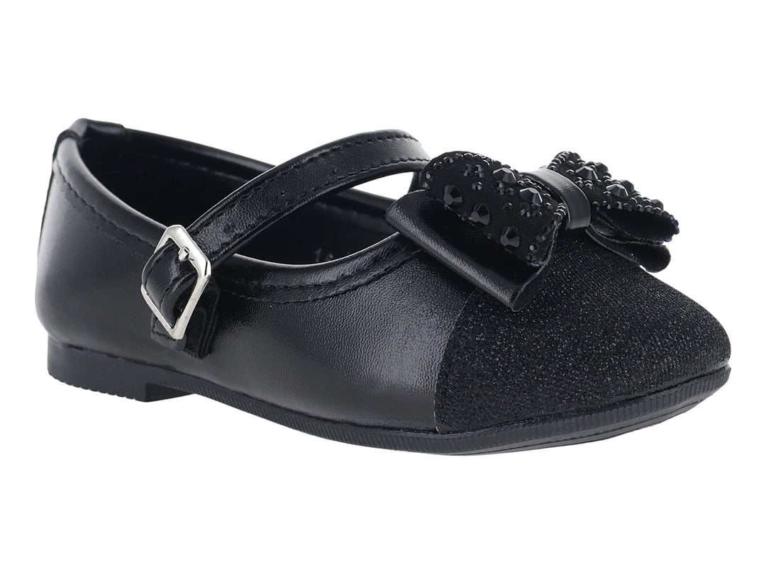 Zapato plano negro para niña con correa, hebilla plateada y detalle brillante en la punta.
