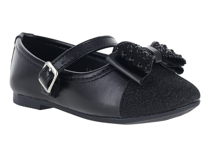 Zapato plano negro para niña con correa, hebilla plateada y detalle brillante en la punta.