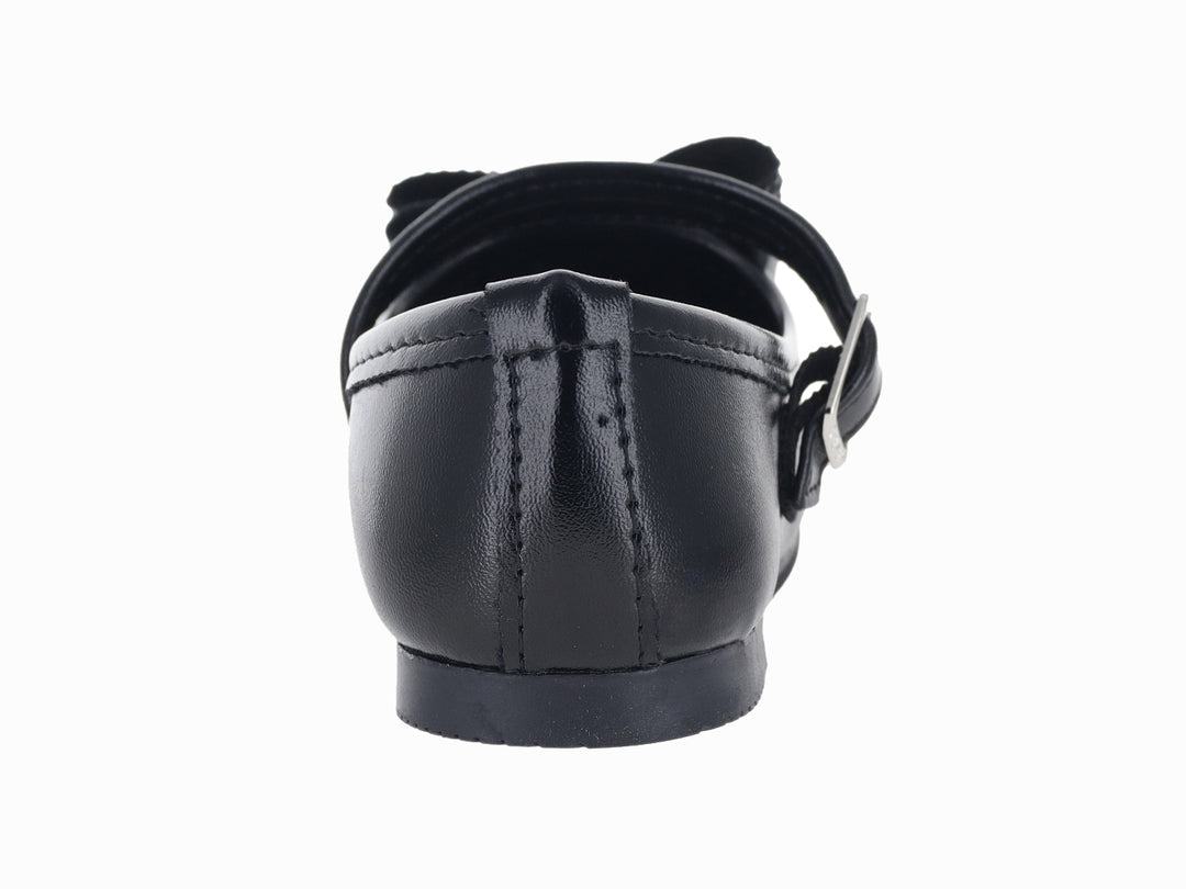 Zapato plano negro para niña con correa, hebilla plateada y detalle brillante en la punta.