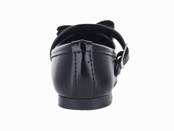 Zapato plano negro para niña con correa, hebilla plateada y detalle brillante en la punta.