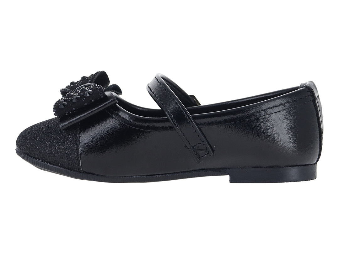 Zapato plano negro para niña con correa, hebilla plateada y detalle brillante en la punta.