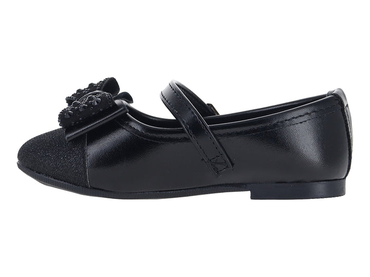 Zapato plano negro para niña con correa, hebilla plateada y detalle brillante en la punta.