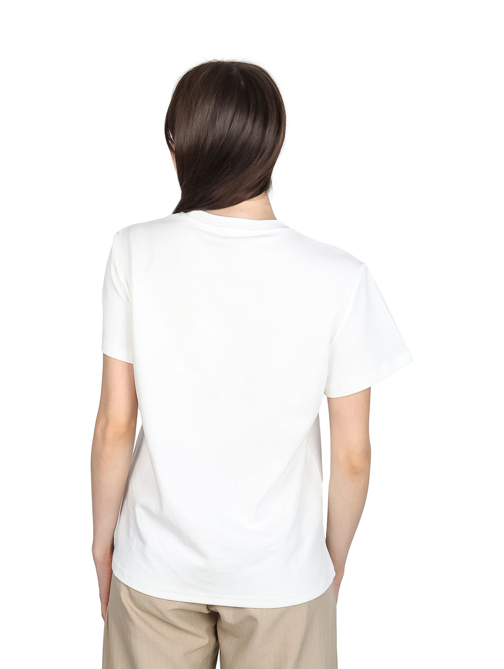 Mujer vistiendo playera blanca de manga corta con estampado amarillo de un durazno y texto.