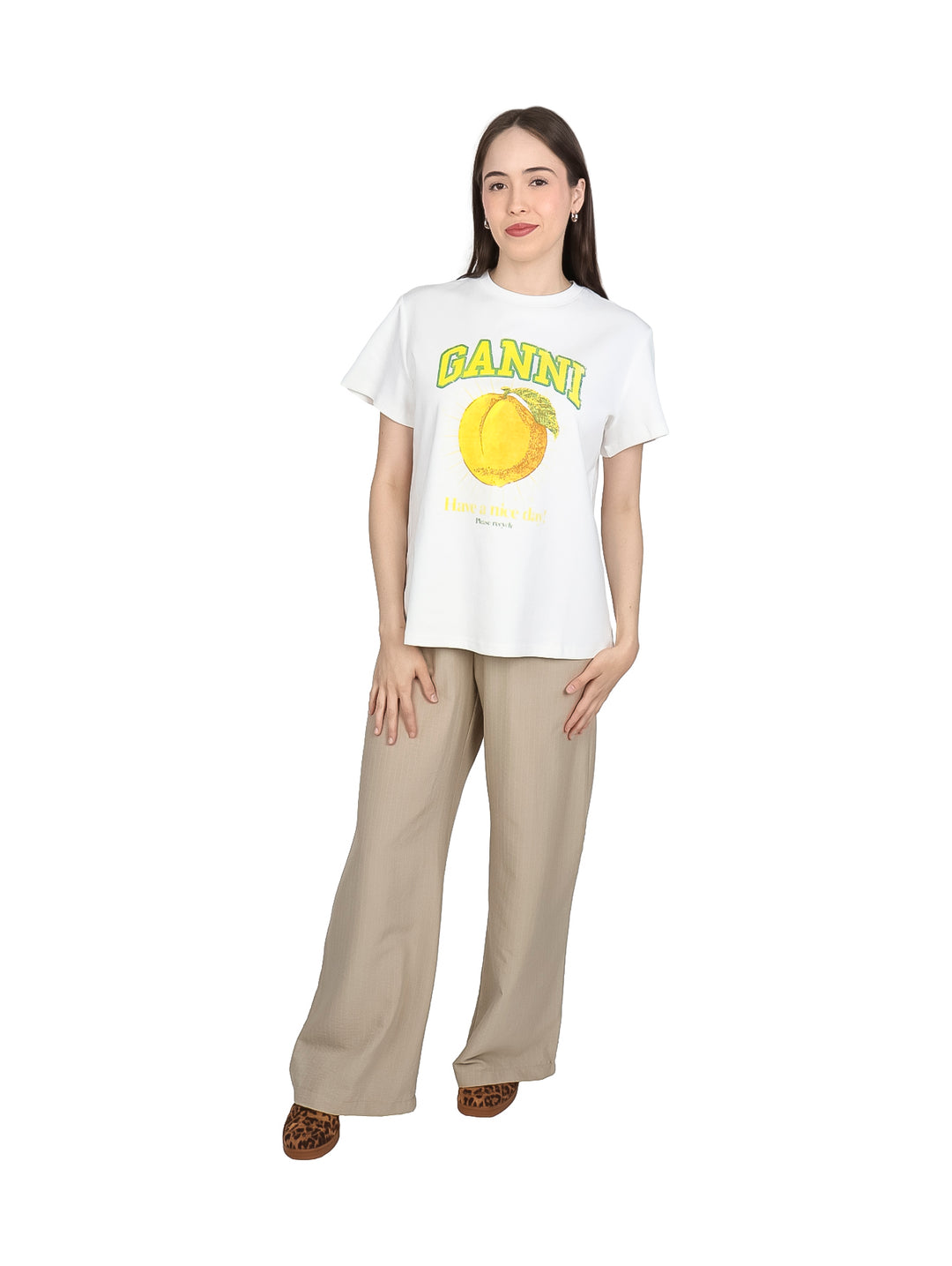 Mujer vistiendo playera blanca de manga corta con estampado amarillo de un durazno y texto.