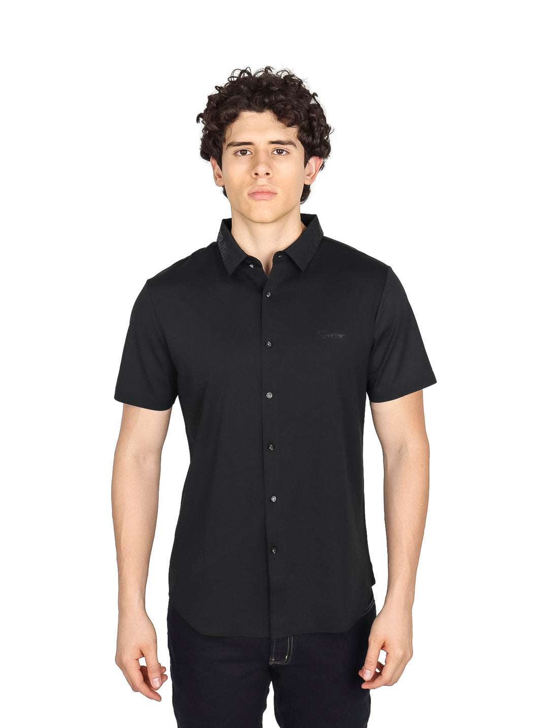 Hombre vistiendo una camisa de manga corta color negro con cuello y botones frontales.