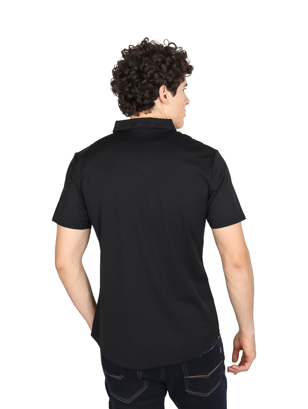 Hombre vistiendo una camisa de manga corta color negro con cuello y botones frontales.