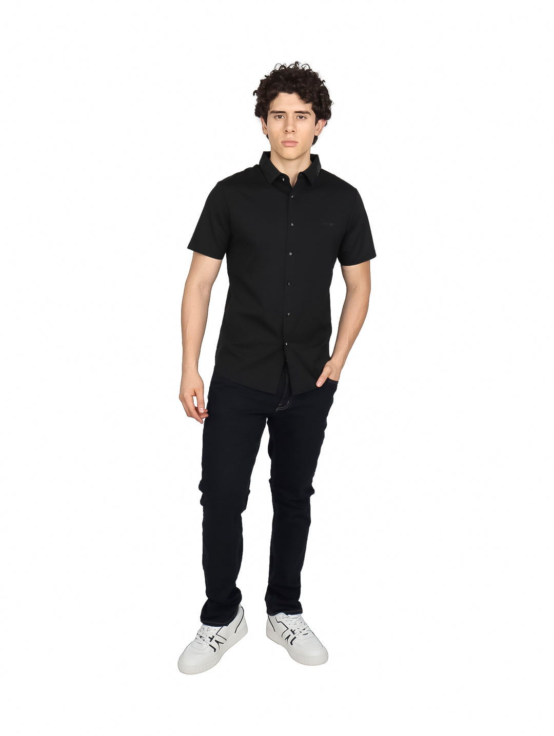Hombre vistiendo una camisa de manga corta color negro con cuello y botones frontales.
