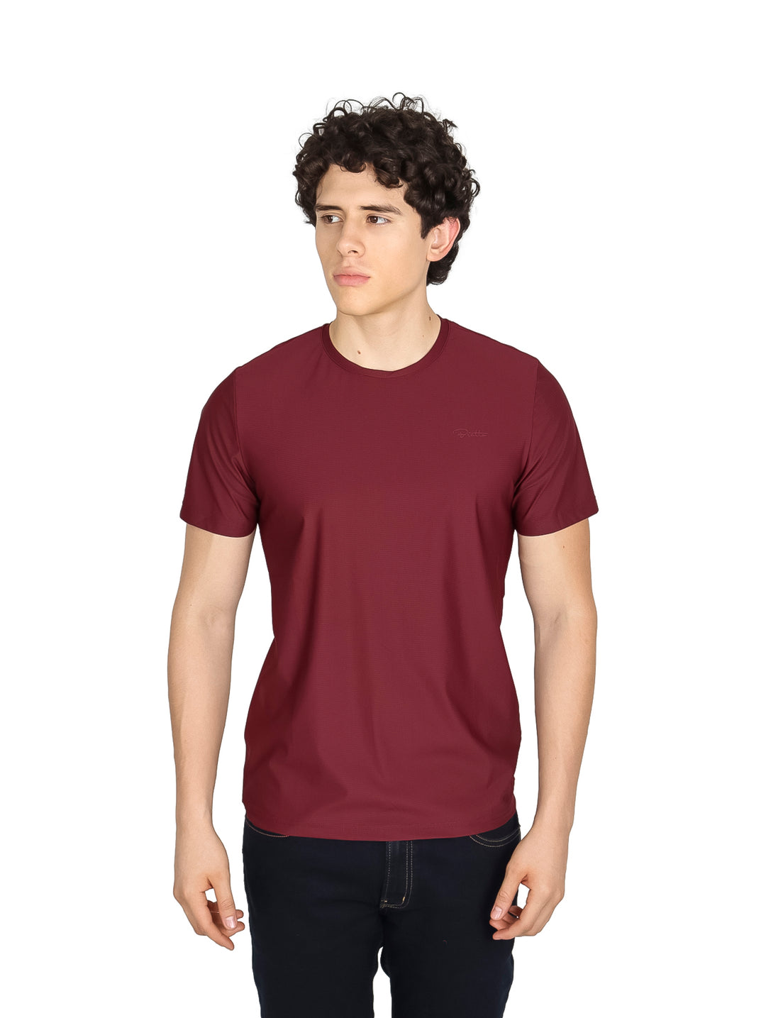 Hombre vistiendo una playera básica de manga corta en color vino con cuello redondo.