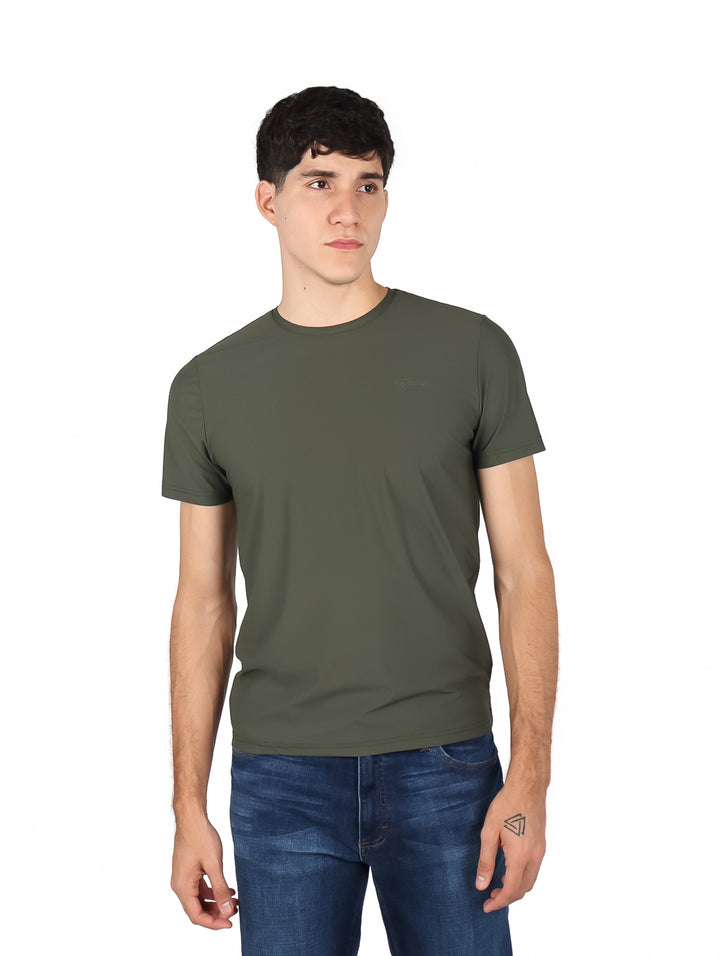Hombre vistiendo una playera básica de color verde militar con cuello redondo y manga corta.