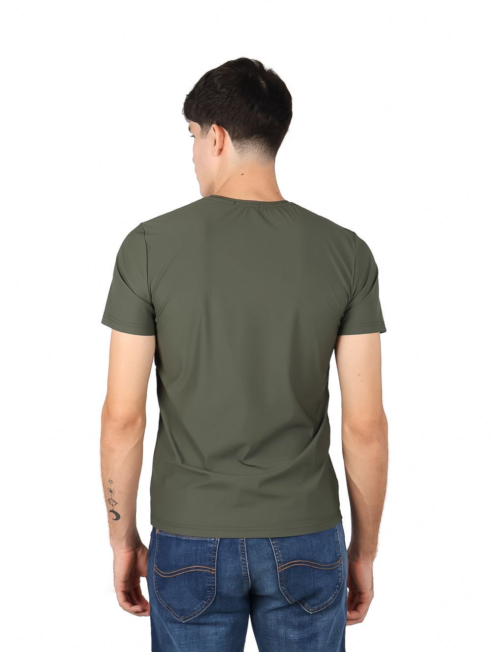 Hombre vistiendo una playera básica de color verde militar con cuello redondo y manga corta.