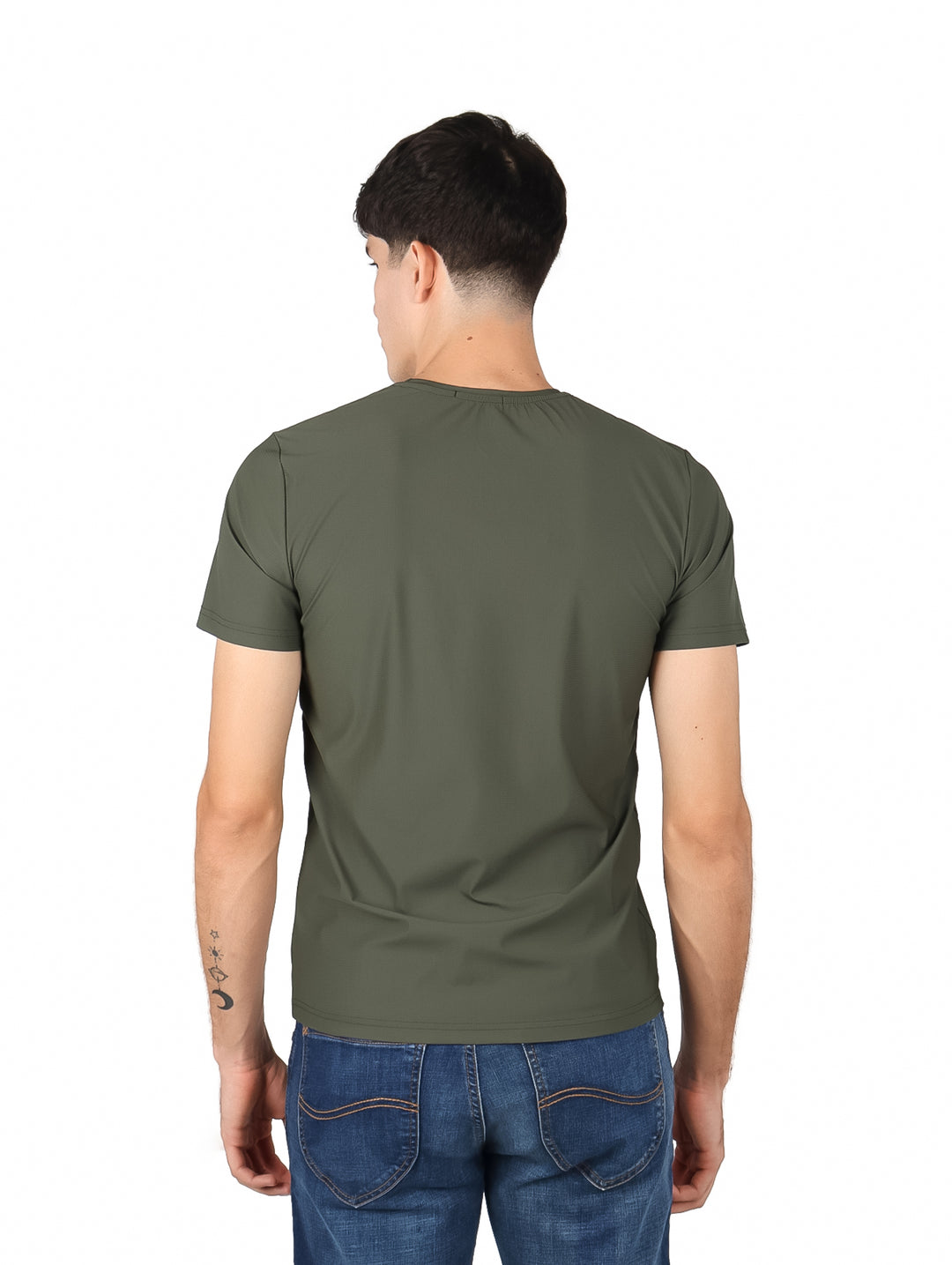 Hombre vistiendo una playera básica de color verde militar con cuello redondo y manga corta.