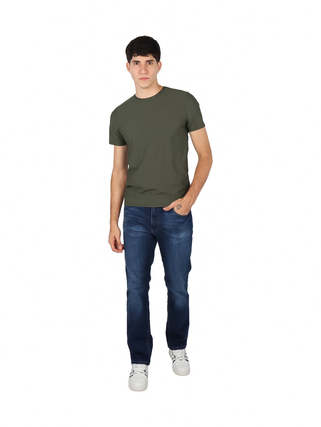 Hombre vistiendo una playera básica de color verde militar con cuello redondo y manga corta.
