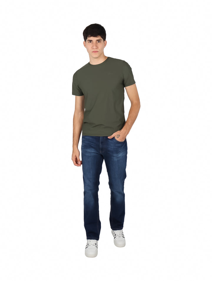 Hombre vistiendo una playera básica de color verde militar con cuello redondo y manga corta.