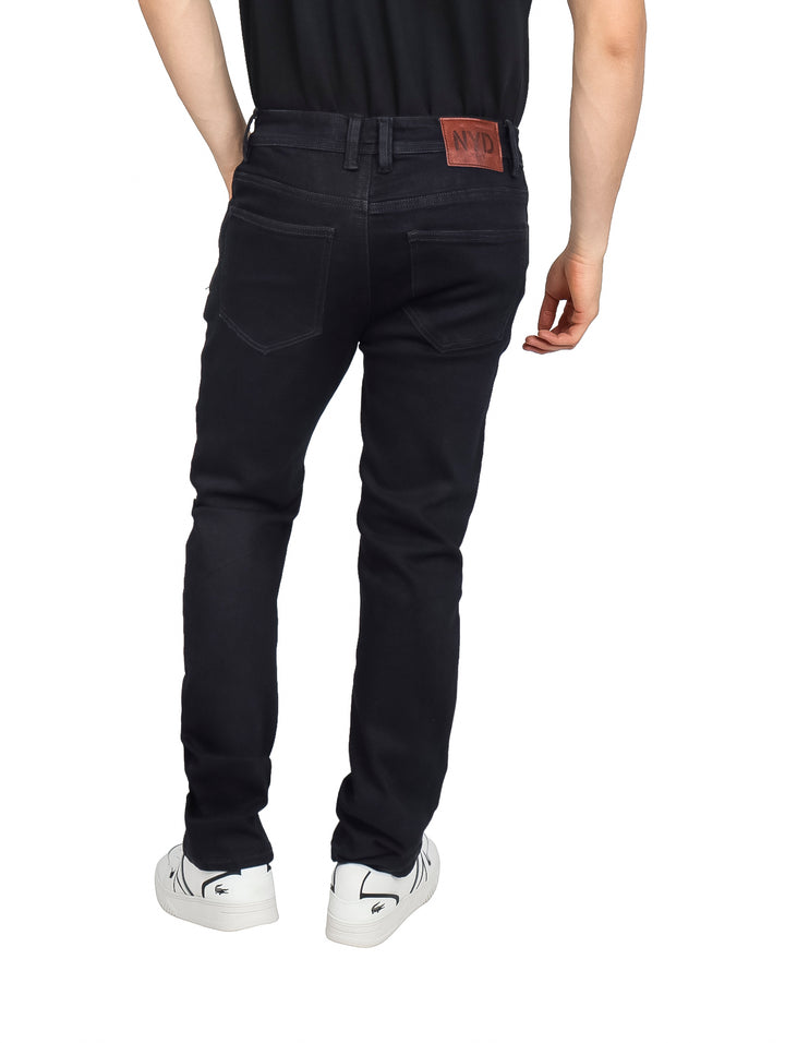 Hombre vistiendo pantalones jeans color índigo de corte recto.