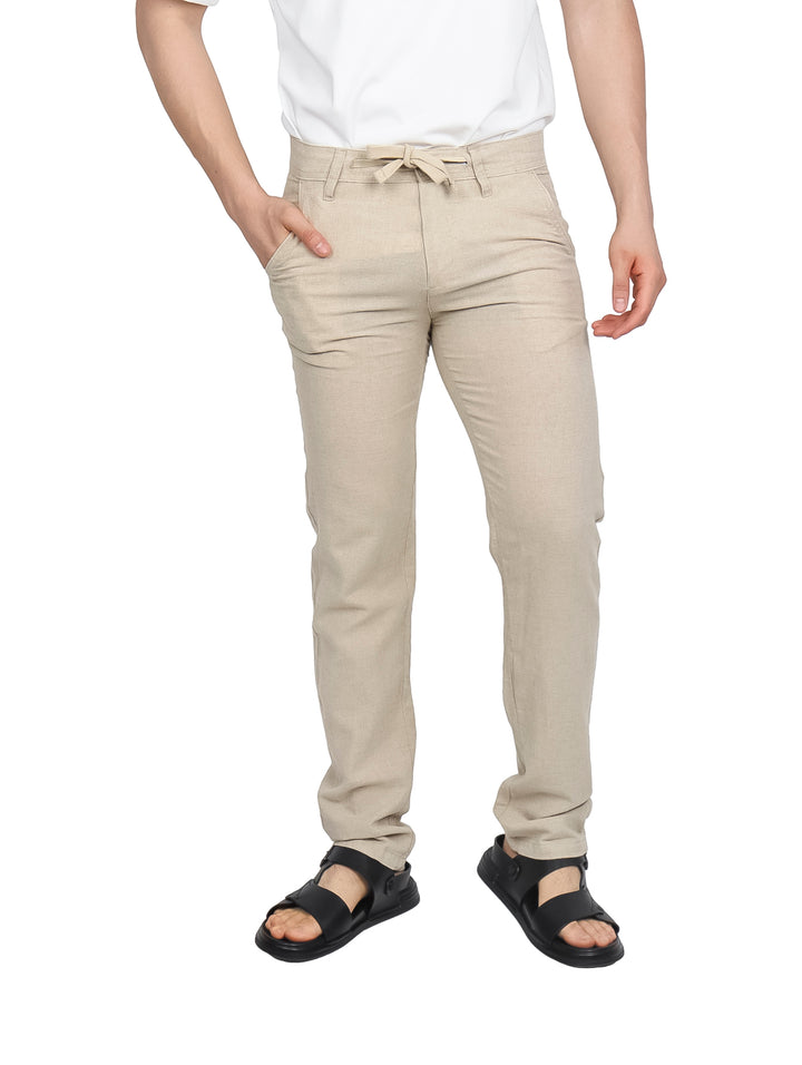 Pantalón casual color beige para hombre con cintura elástica y cordón ajustable.