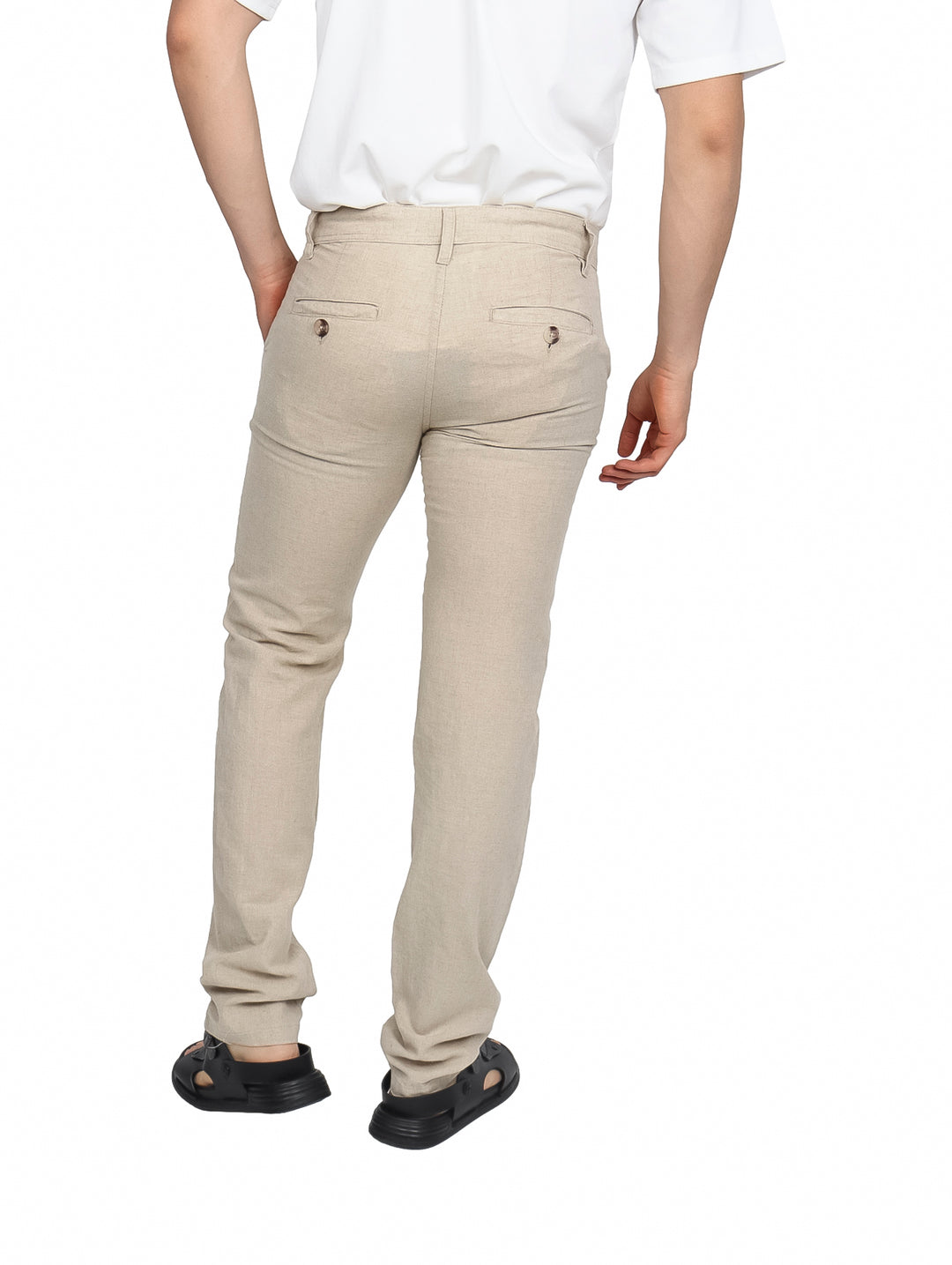 Pantalón casual color beige para hombre con cintura elástica y cordón ajustable.