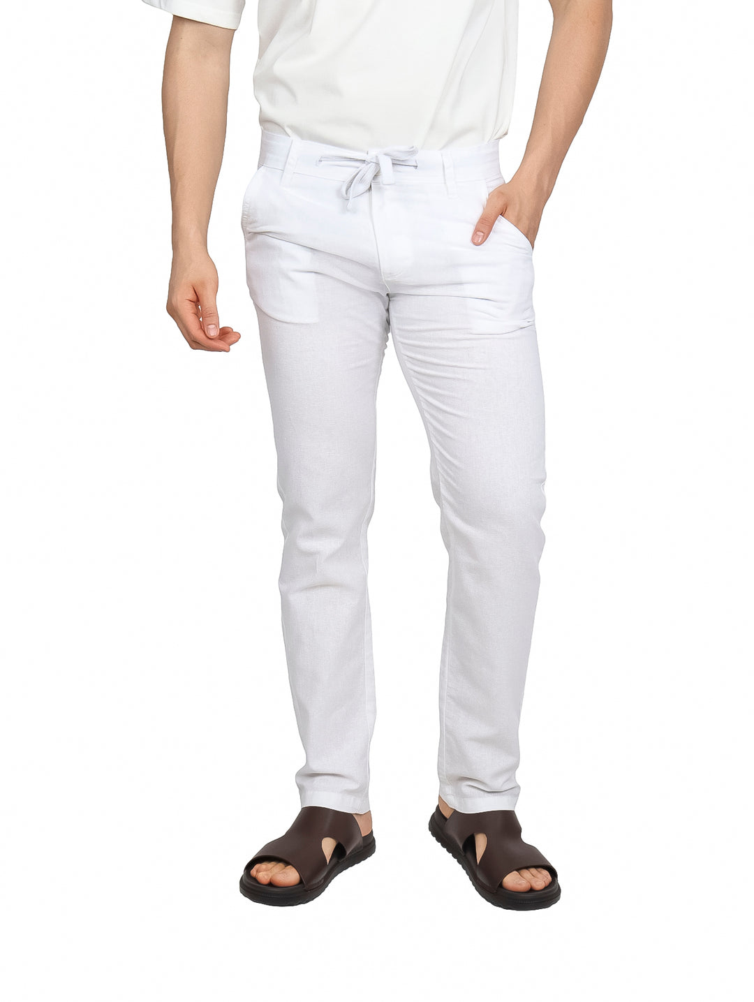 Hombre vistiendo pantalón blanco de corte recto con cintura elástica y cordón ajustable.