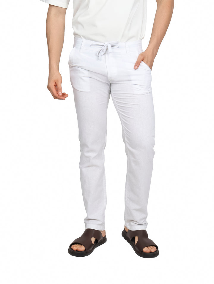 Hombre vistiendo pantalón blanco de corte recto con cintura elástica y cordón ajustable.
