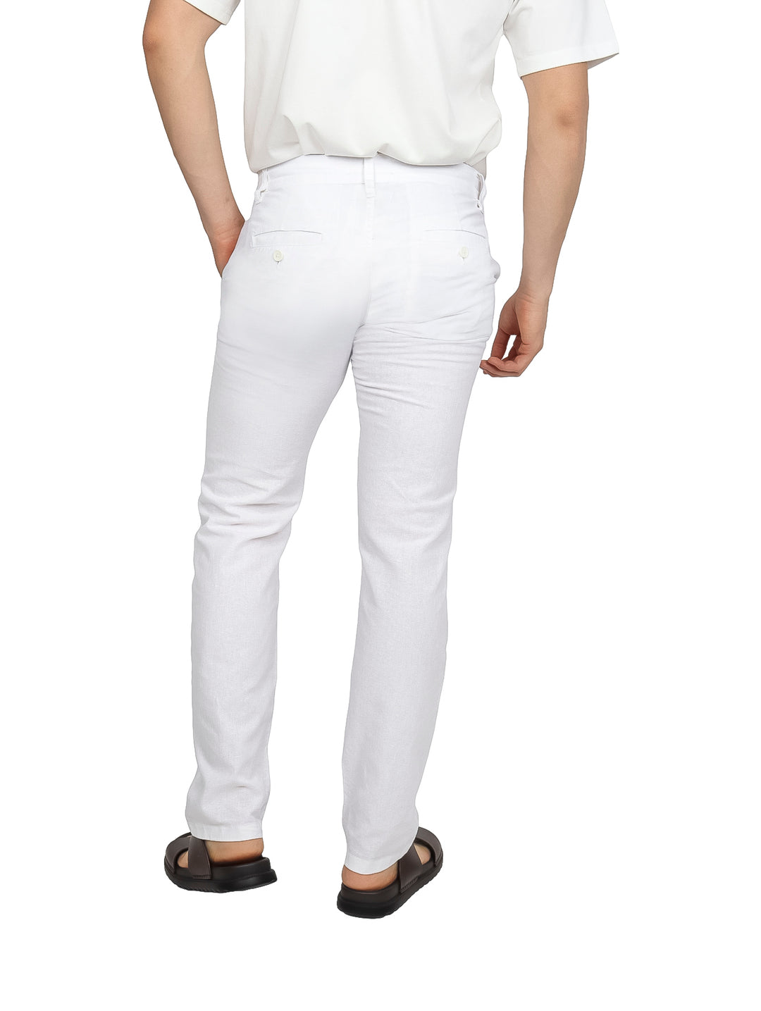 Hombre vistiendo pantalón blanco de corte recto con cintura elástica y cordón ajustable.