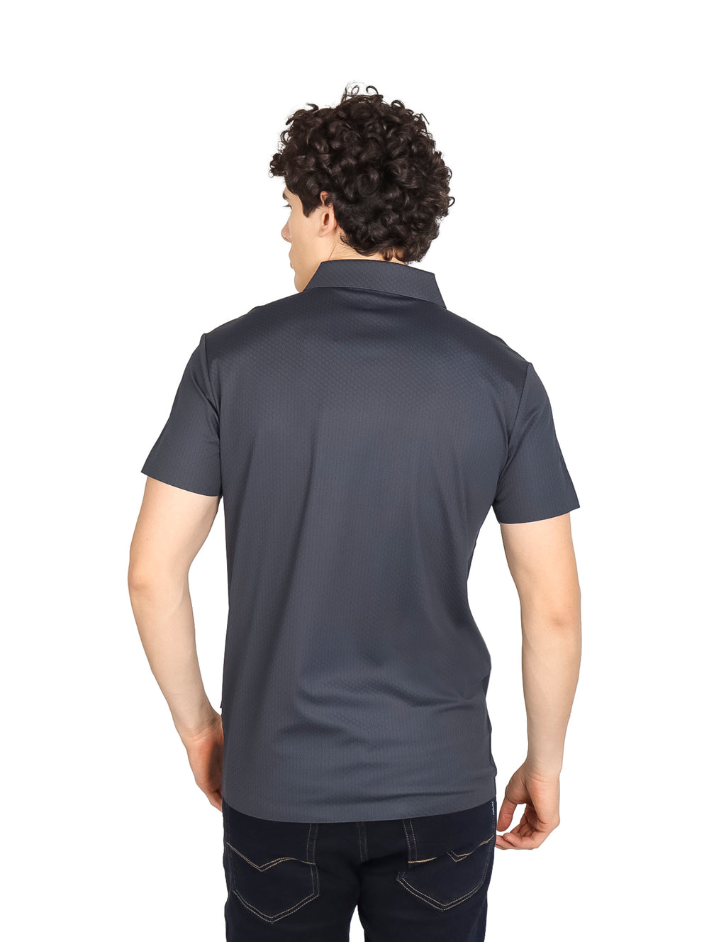 Hombre vistiendo una playera polo de color gris oscuro con cuello y manga corta.