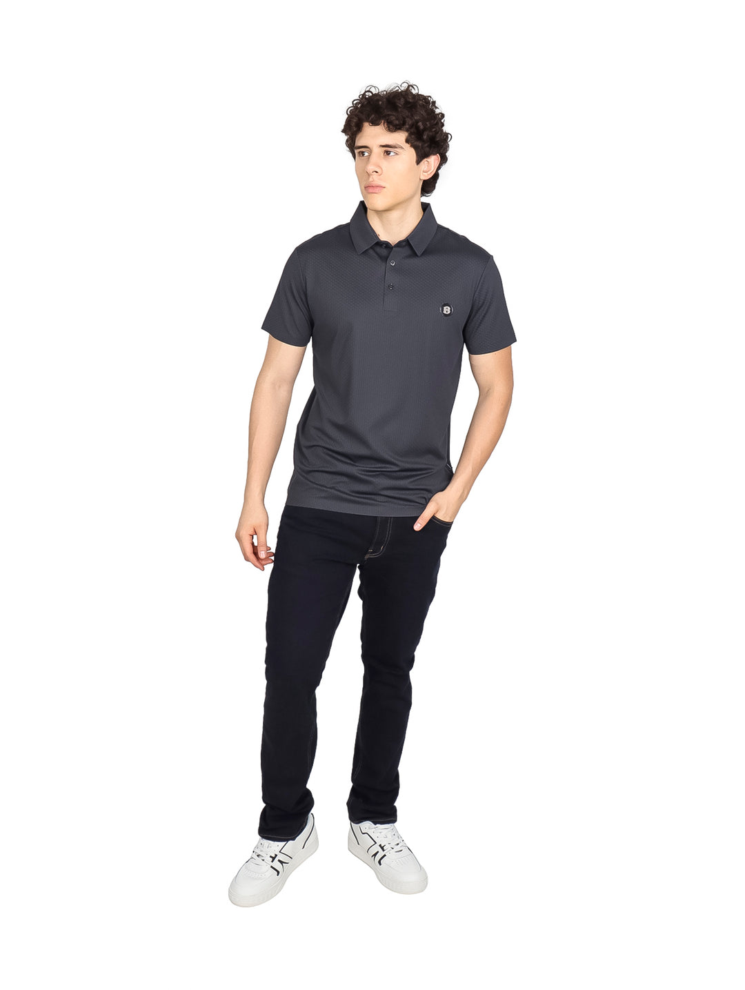 Hombre vistiendo una playera polo de color gris oscuro con cuello y manga corta.