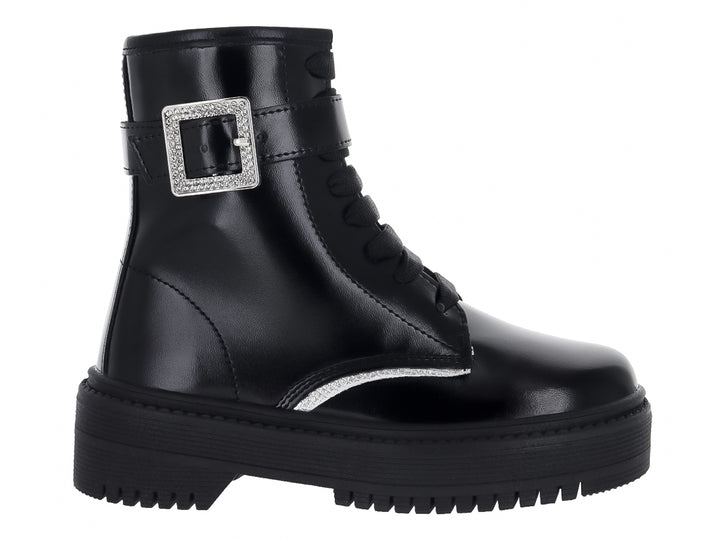 Botas negras de plataforma con suela track, agujetas y una hebilla decorativa brillante en el tobillo.