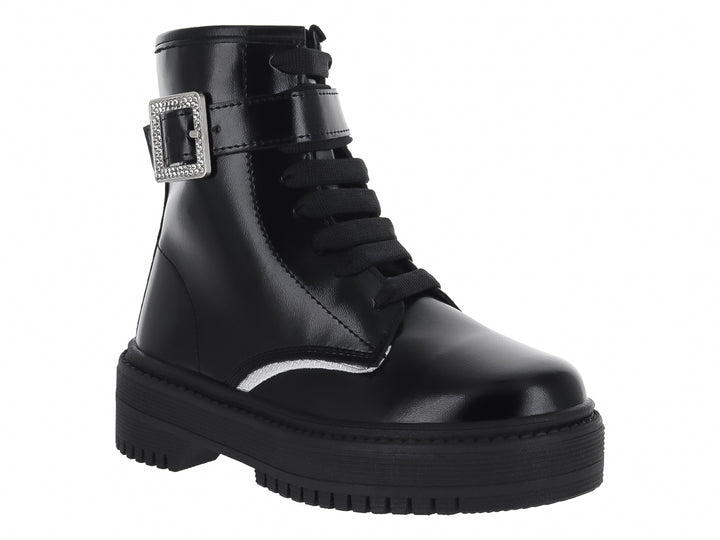 Botas negras de plataforma con suela track, agujetas y una hebilla decorativa brillante en el tobillo.