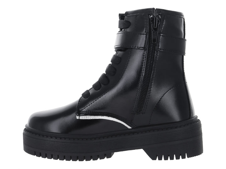 Botas negras de plataforma con suela track, agujetas y una hebilla decorativa brillante en el tobillo.