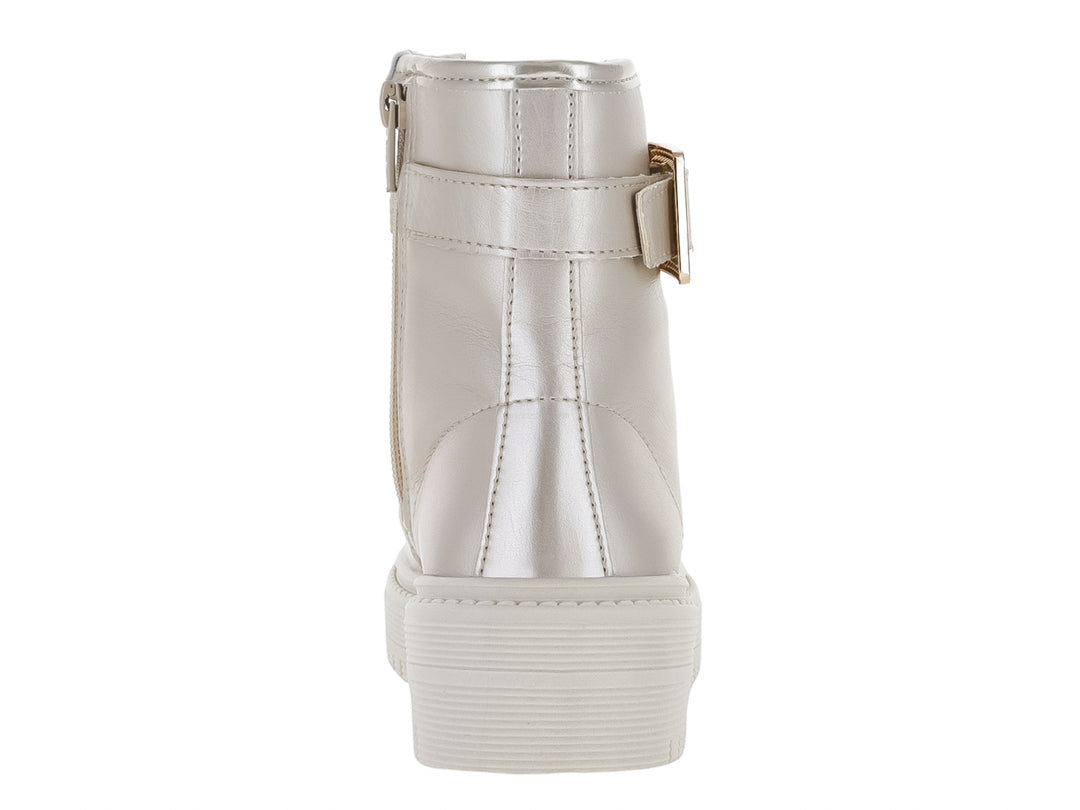 Botín color champagne con acabado metálico, suela de plataforma blanca y hebilla decorativa.