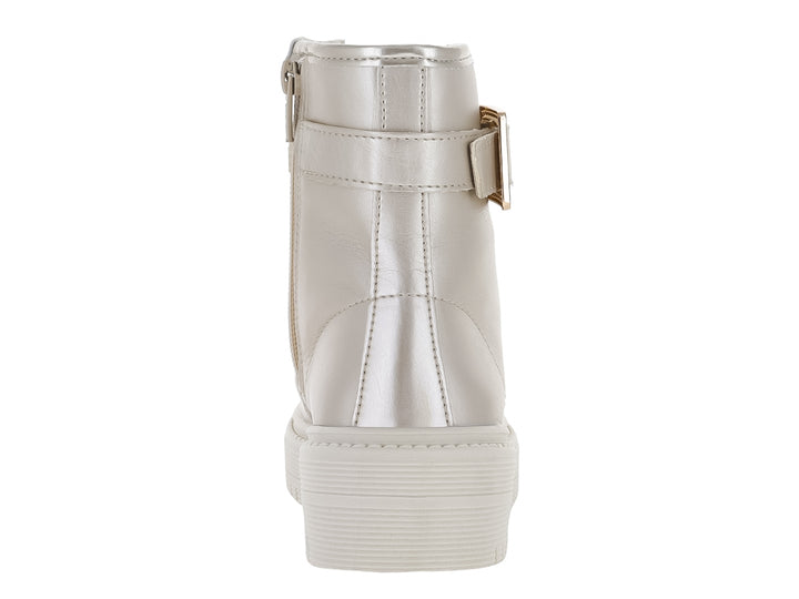 Botín color champagne con acabado metálico, suela de plataforma blanca y hebilla decorativa.