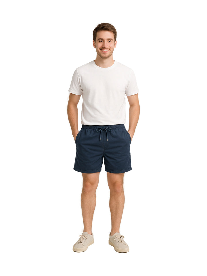 Hombre vistiendo bermudas color azul marino con cordón ajustable en la cintura.