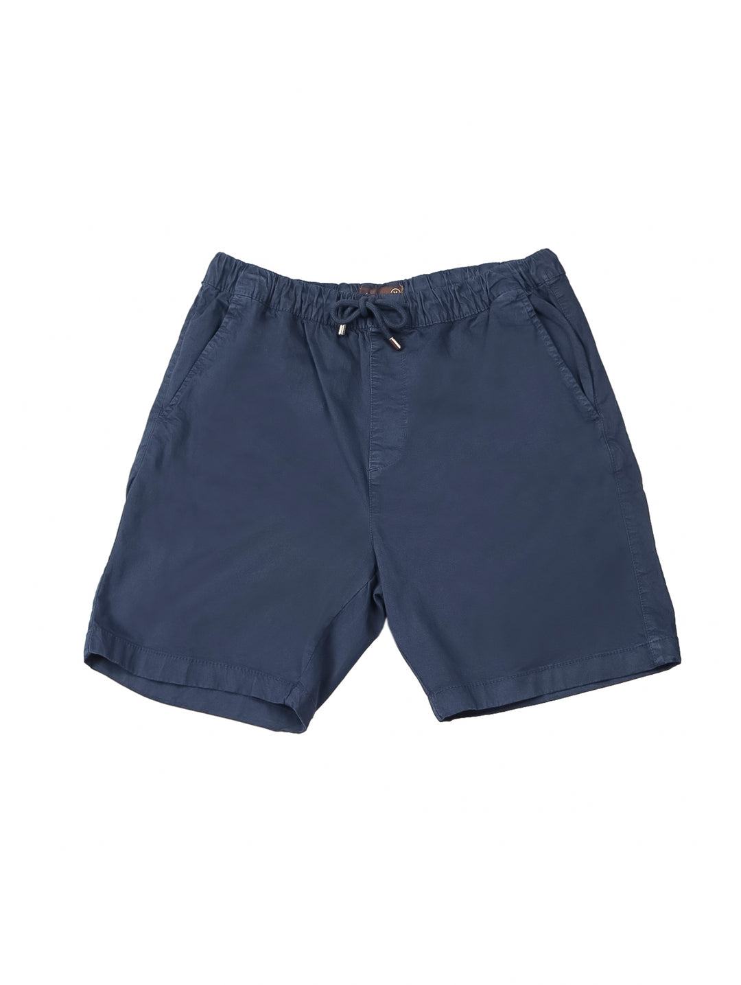Hombre vistiendo bermudas color azul marino con cordón ajustable en la cintura.
