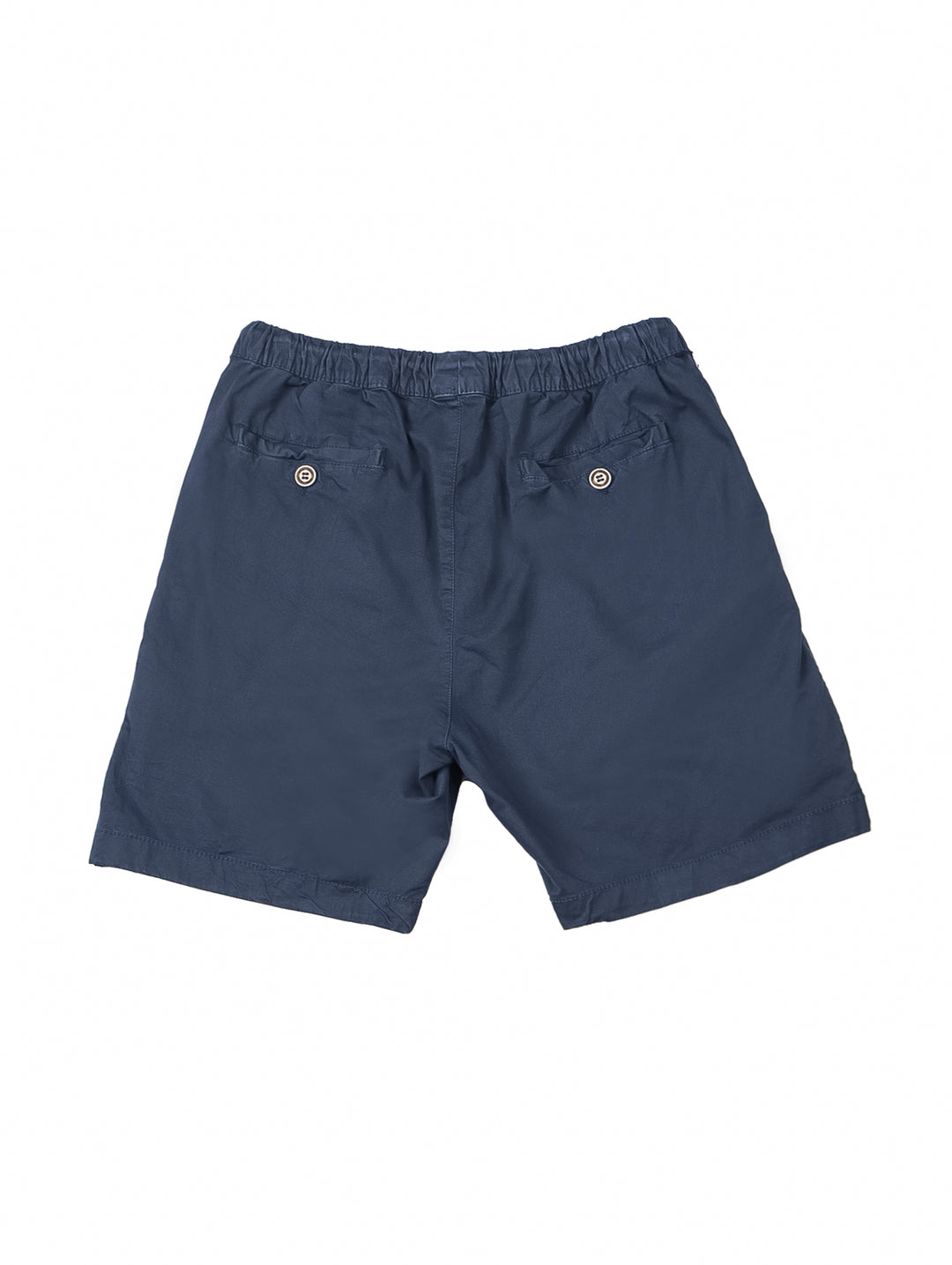 Hombre vistiendo bermudas color azul marino con cordón ajustable en la cintura.