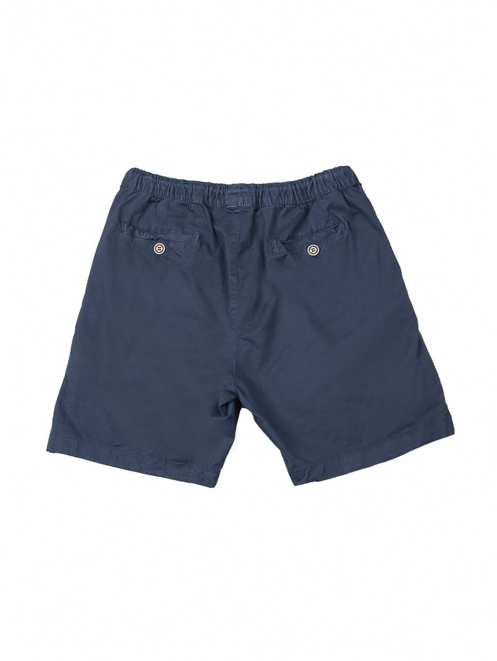 Hombre vistiendo bermudas color azul marino con cordón ajustable en la cintura.
