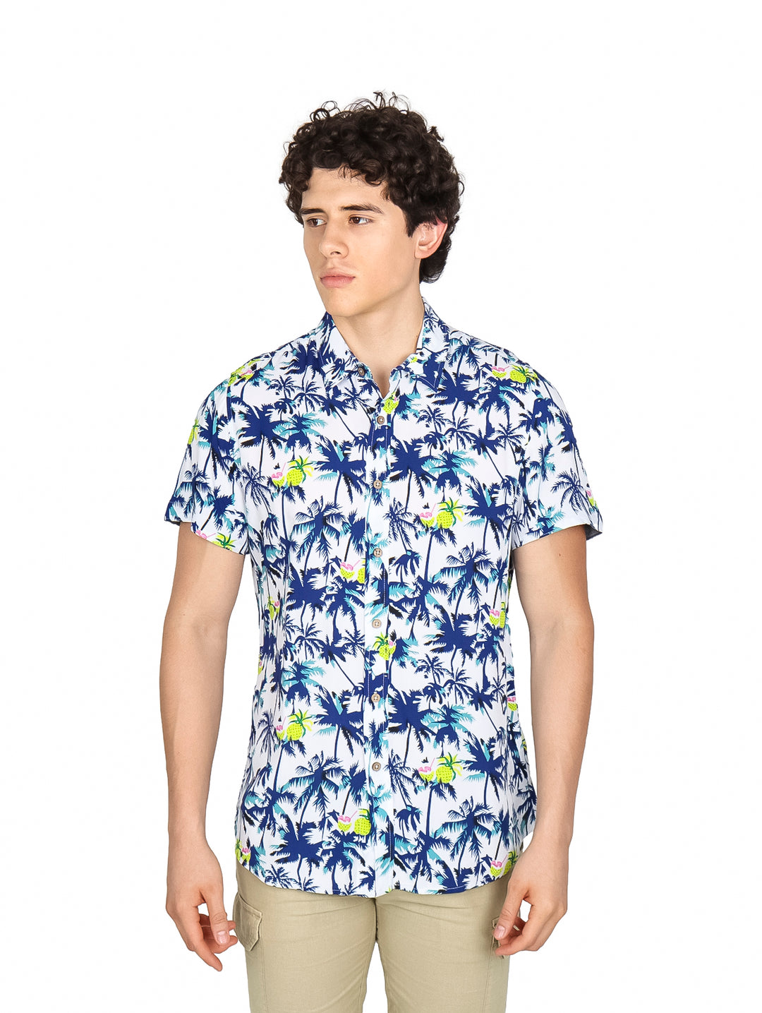 Hombre vistiendo camisa hawaiana blanca con estampado de palmeras azules y verdes.
