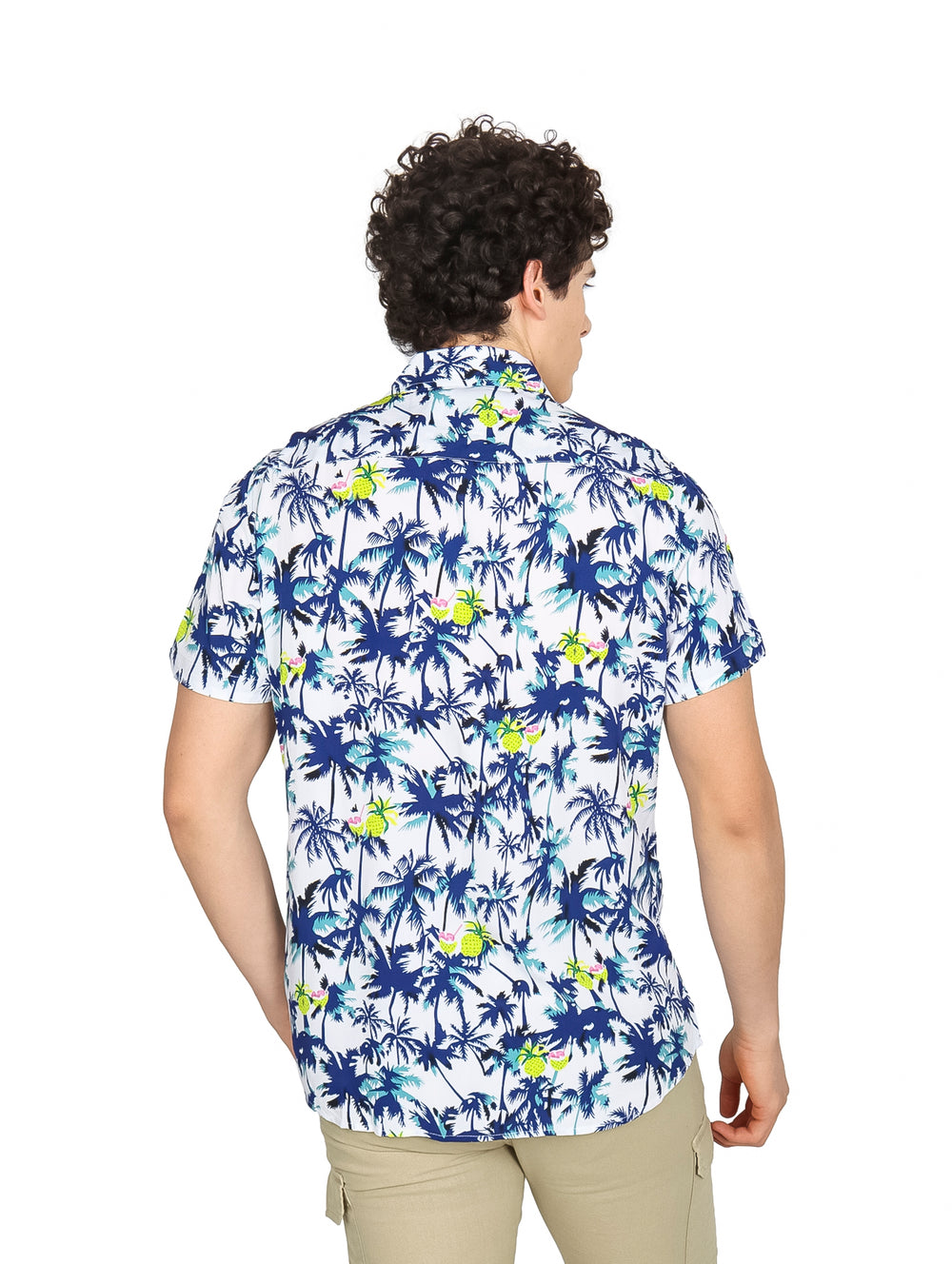 Hombre vistiendo camisa hawaiana blanca con estampado de palmeras azules y verdes.