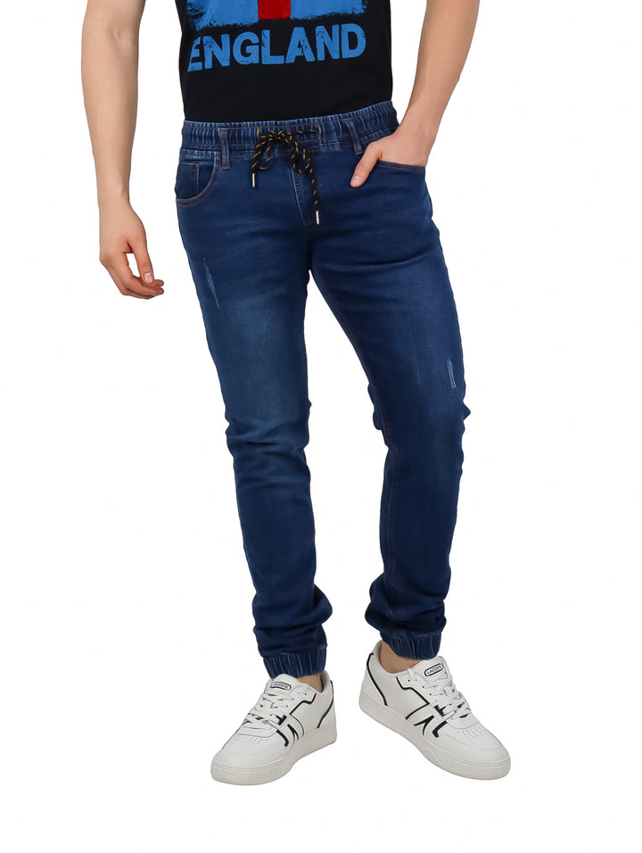 Pantalón jogger color índigo para hombre con cintura elástica y cordón ajustable.