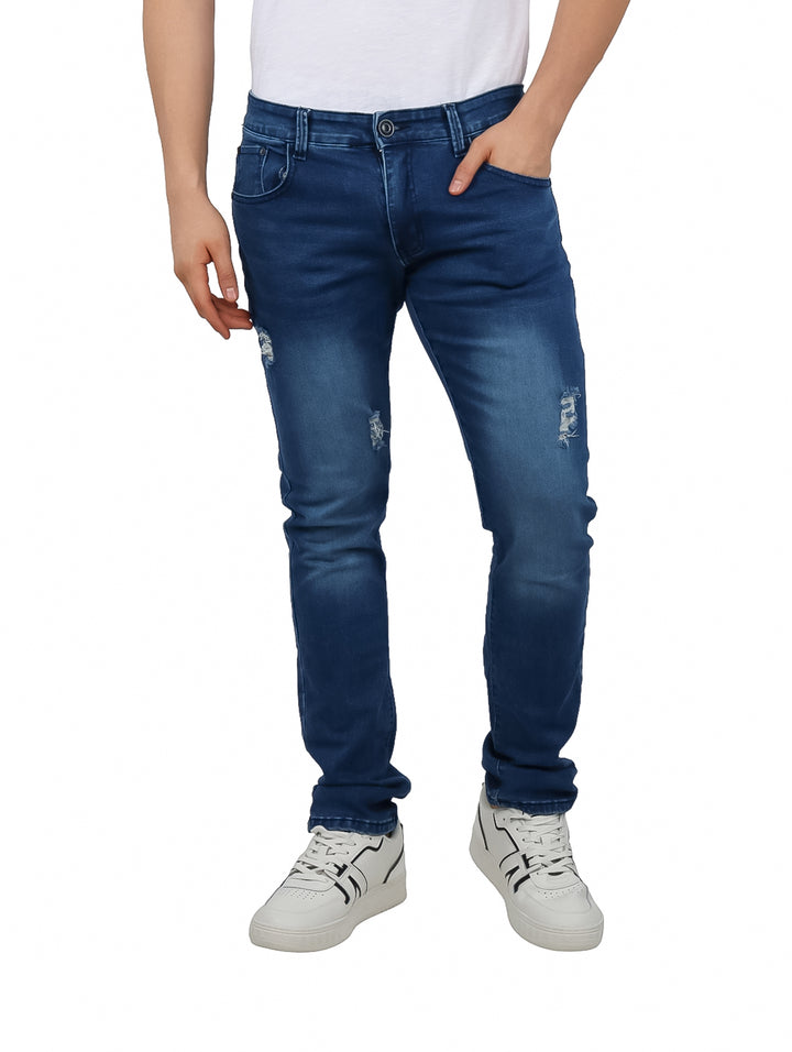 Pantalones jeans azul oscuro con detalles desgastados y corte ajustado.